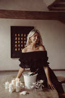 vrouw met kaarsen, champagne en oesters