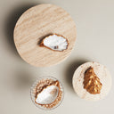 3 goude oesters op tafeltjes